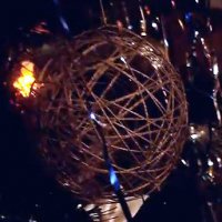 Как сделать новогодний шар из ниток: видео
