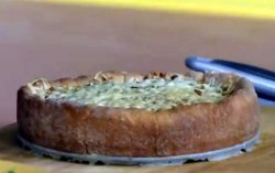 Луковый пирог с колбасным сыром + видео